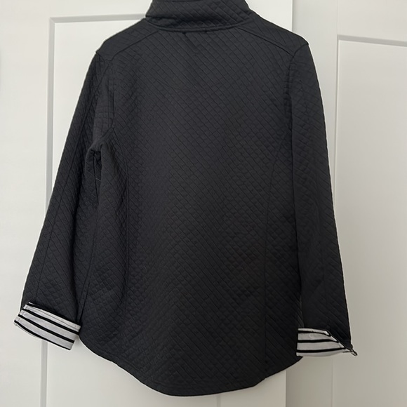 Cute UGA lightweight quilted detail top - Picture 3 of 4